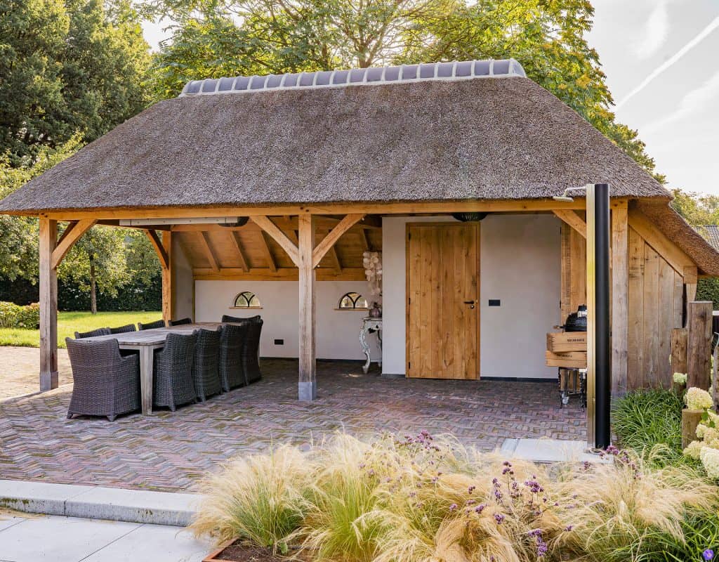 Poolhuis tuinhuis met rieten dak